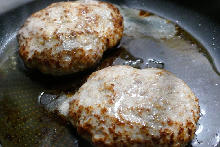 焼き上がったハンバーグがふたつ入っているフライパン