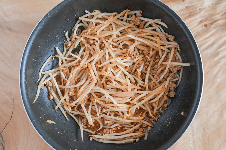 フライパンに入った完成したもやしとひき肉のナポリタン風ケチャップ炒め