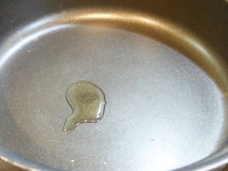 鍋に油を入れた状態