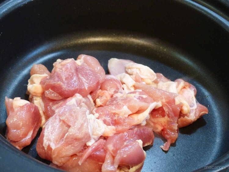 鍋に鶏もも肉を入れた直後