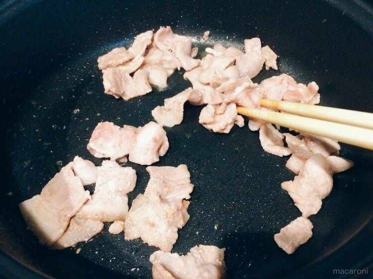 豚肉を炒めている様子