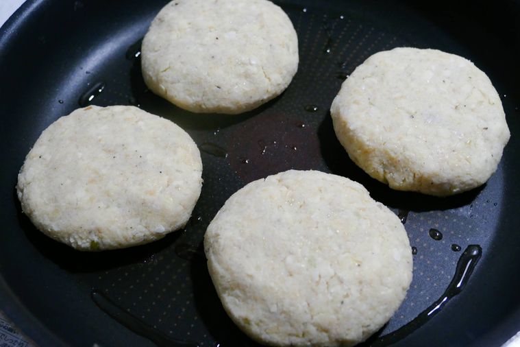 おからハンバーグをフライパンに並べて焼く様子