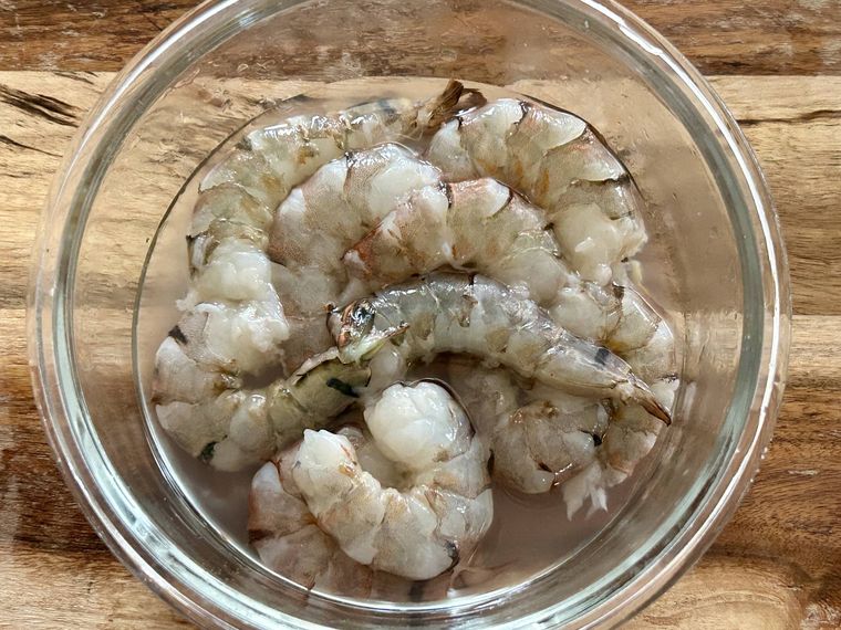 殻をむき塩でもんだ無頭えびがボウルに入っているところ