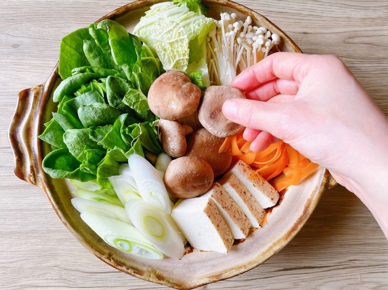 土鍋に野菜を詰める様子