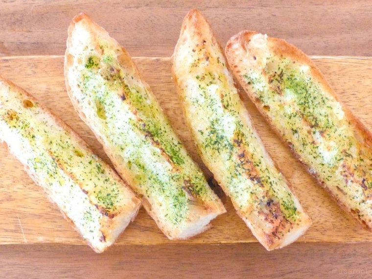 こんがり焼いたガーリックトーストが並ぶカッティングボード