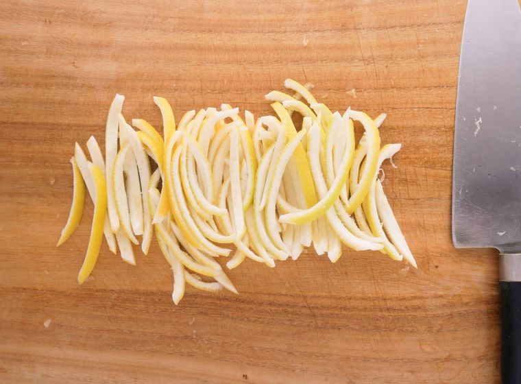 5mm程度の千切りにしたレモンの皮