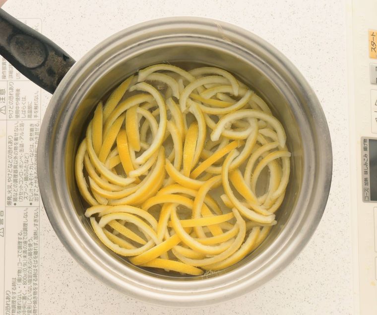 レモンの皮を鍋でゆでる様子