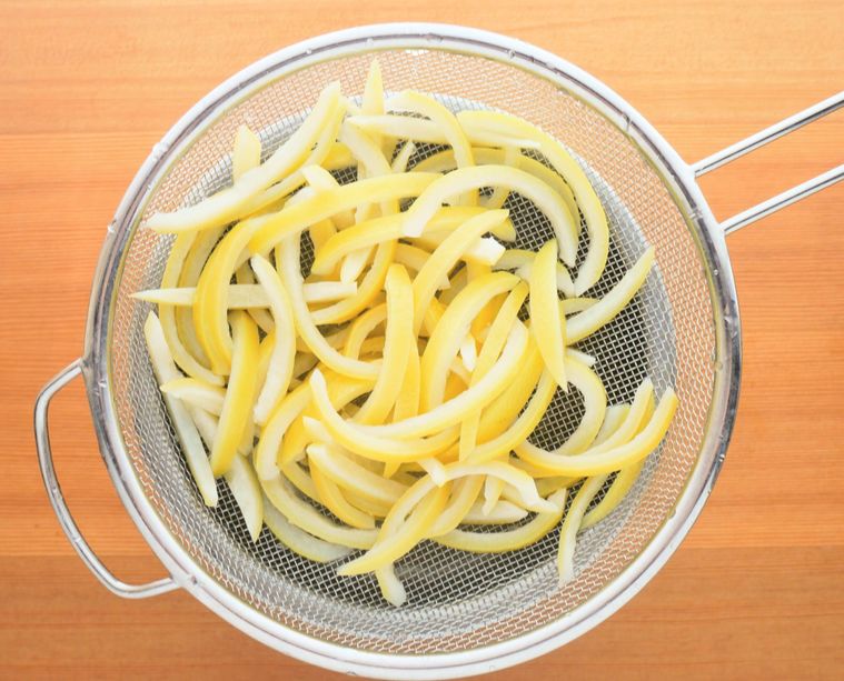 ゆでたレモンの皮をざるにあげる様子