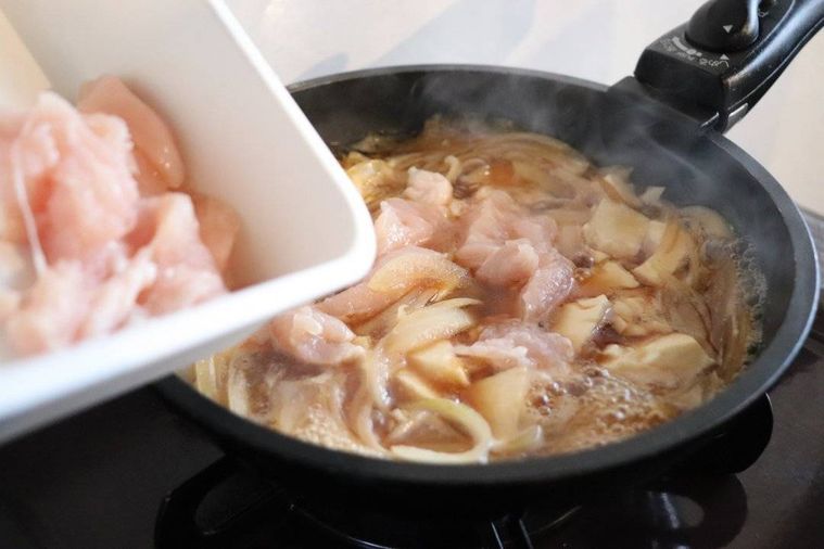 片栗粉と料理酒につけていた鶏肉を入れているところ