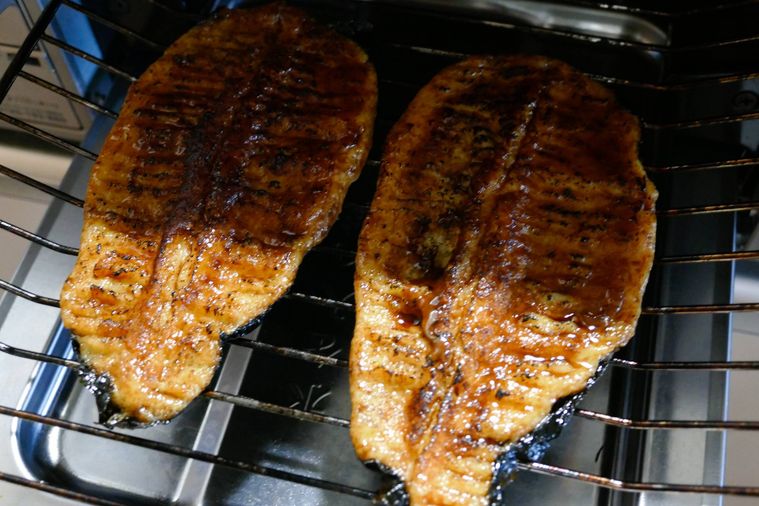 魚焼きグリルに入っているうなぎもどき2枚