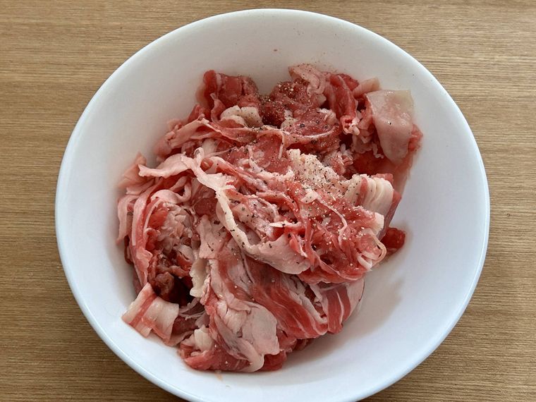 牛肉に味付塩こしょうをふり、酒をまぶしてよく揉み込んだところ