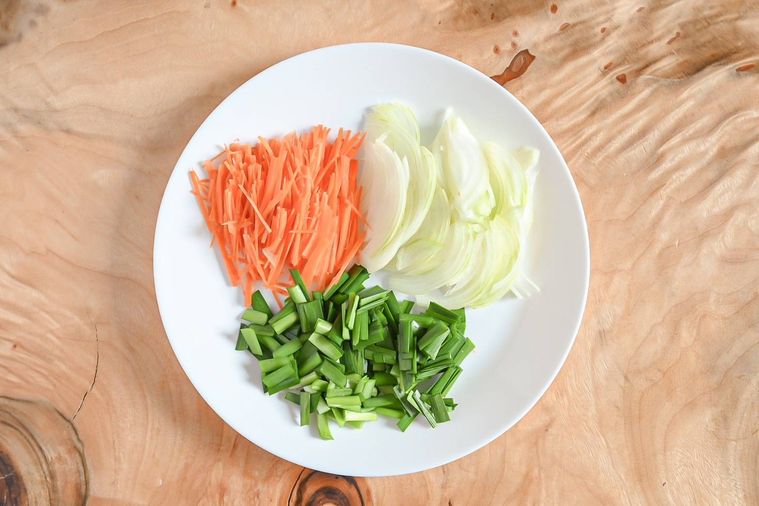 皿にのったカット済みの野菜