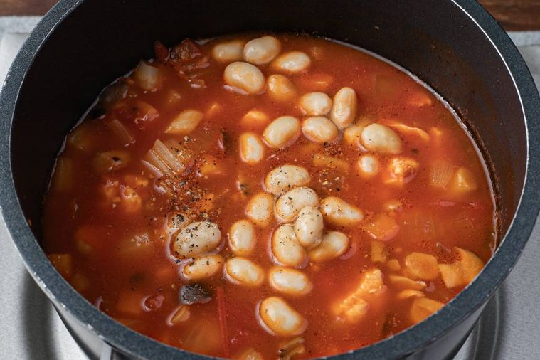 水煮大豆とみりんを入れて味を調えているところ