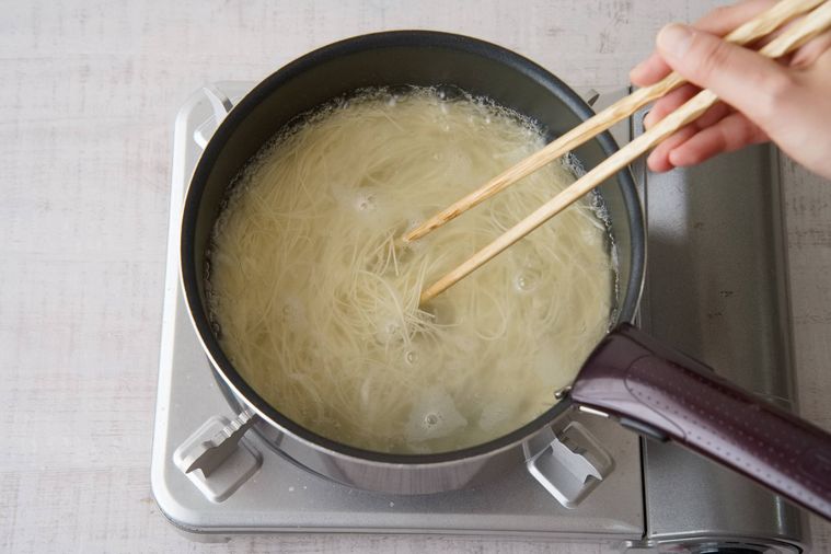 ゆでられているそうめん