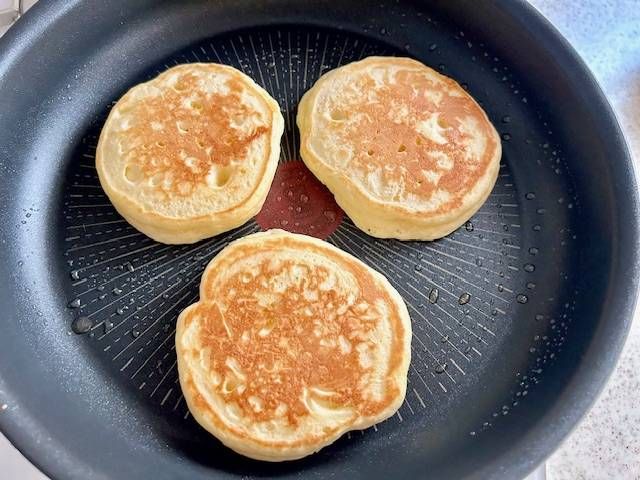 フライパンで表面を焼いたホットケーキ