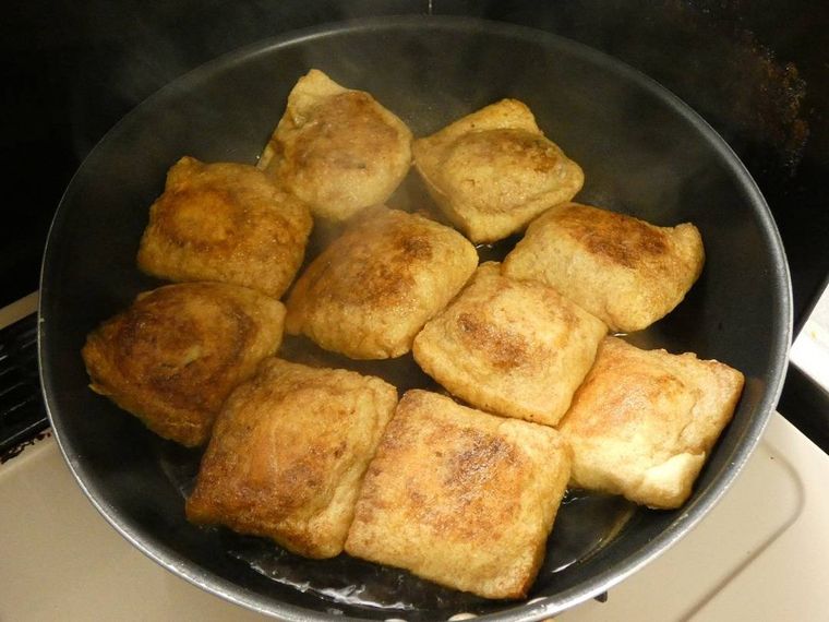 フライパンで焼いた肉だね入りの油揚げ