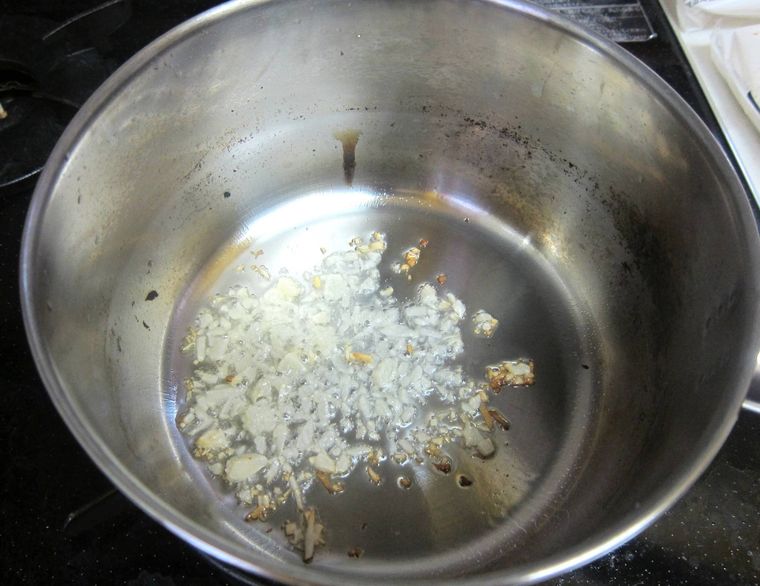 にんにくとオリーブオイルを炒めているところ