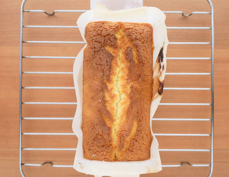 焼きあがったレモンパウンドケーキを、網の上にのせて冷ます様子
