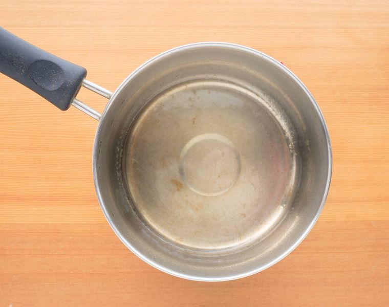 鍋に入ったレモンシロップ