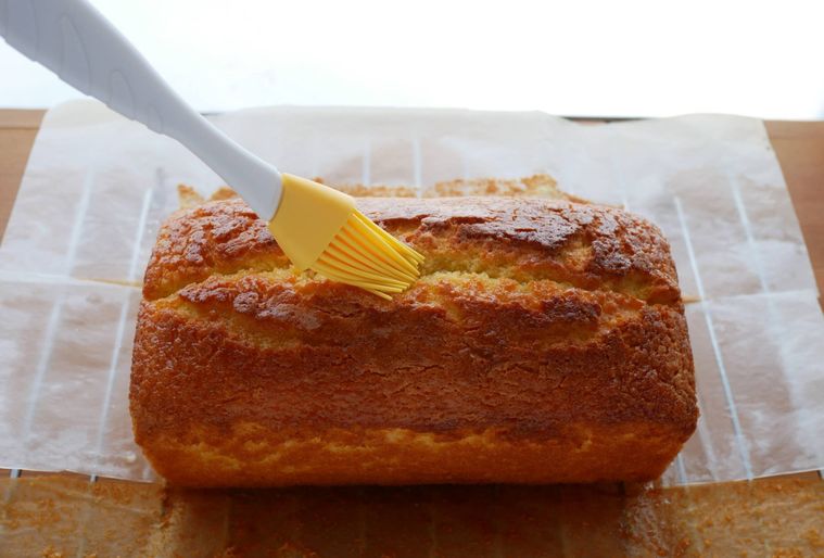レモンパウンドケーキにレモンシロップをはけで塗る様子