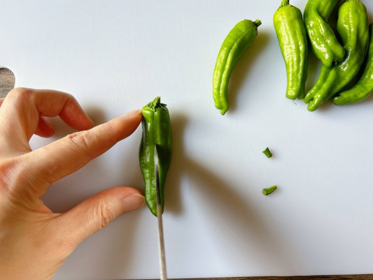 ししとうがらしに包丁で穴を開ける様子