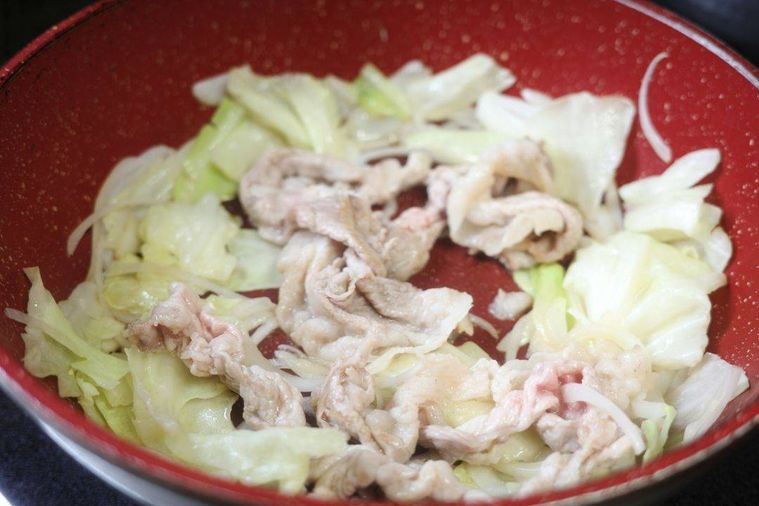 豚こま肉と野菜をフライパンで炒める