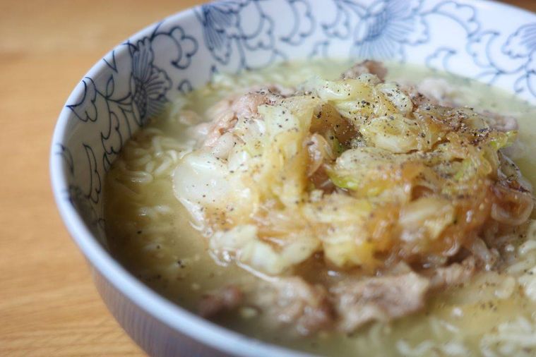 インスタントラーメンの上に具材をのせる