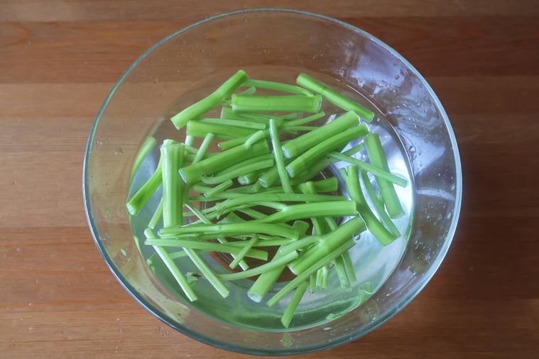 空芯菜の茎を水に浸けている