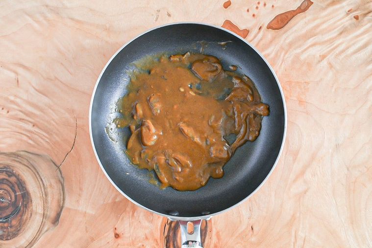 フライパンに入った汁気を飛ばしたカレー