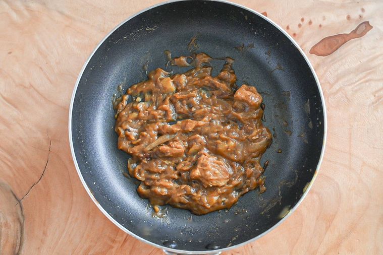 フライパンに入った汁気がなくなったカレー