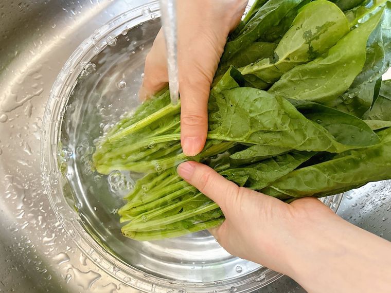 ほうれん草の茎の部分を洗う様子