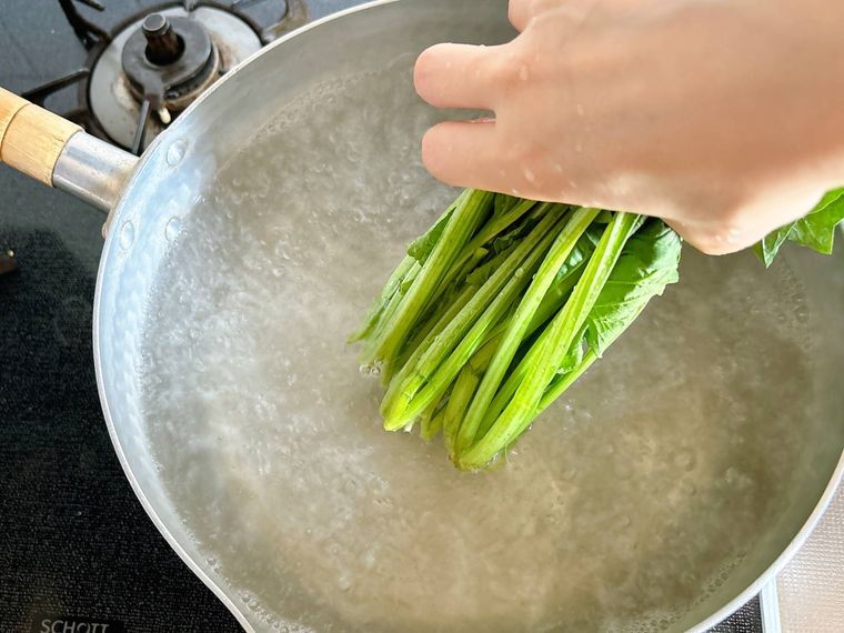 ほうれん草の根元をお湯につける様子