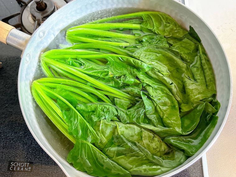 鍋でほうれん草をゆでる様子