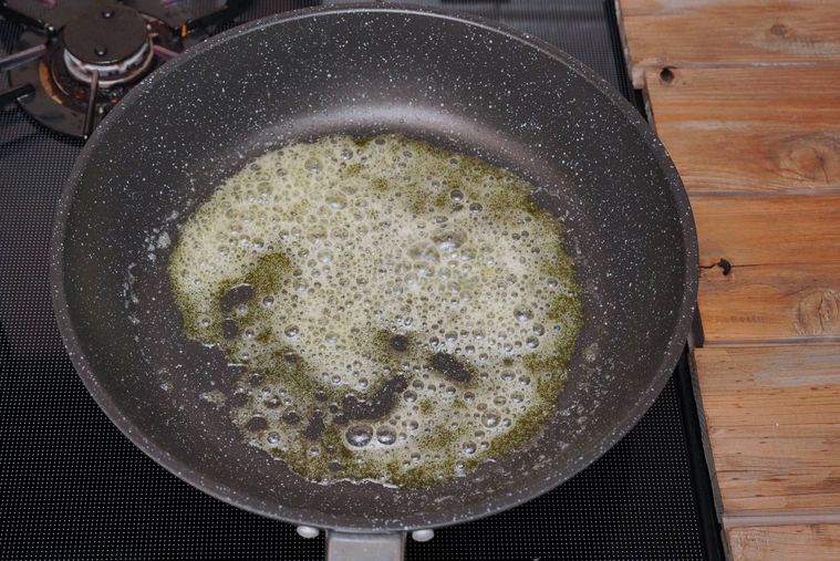 フライパンでバターを溶かしている様子