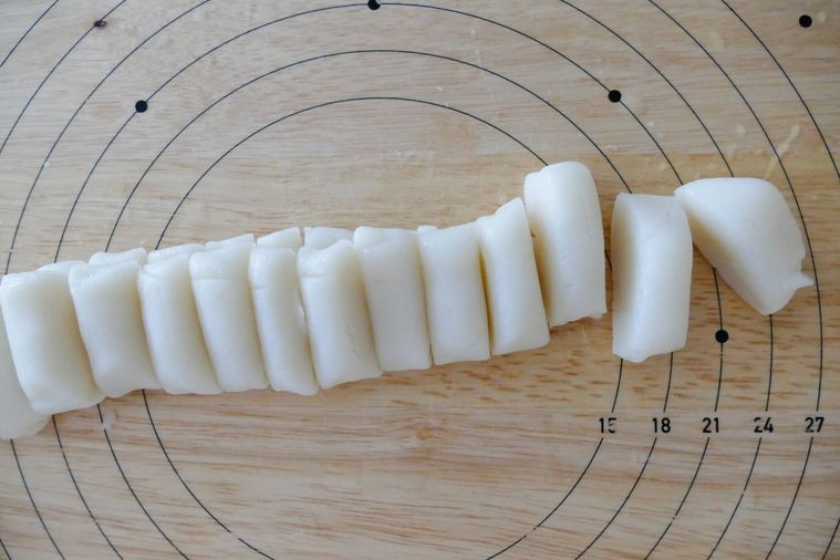 細長く伸ばした生地をひと口大に切り分けた様子