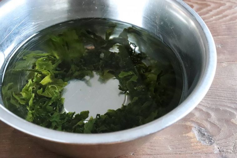 ボウルにたっぷりの水とわかめを入れ戻しているところ