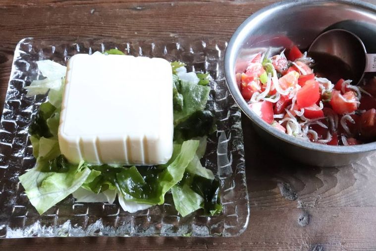 皿にレタスとわかめを盛り、豆腐を置いたところ