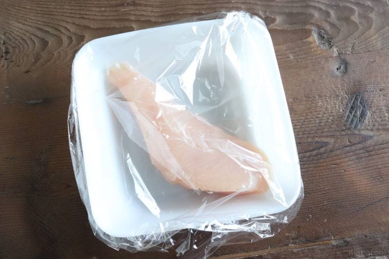 耐熱容器にささみと酒を入れふんわりラップをしたところ