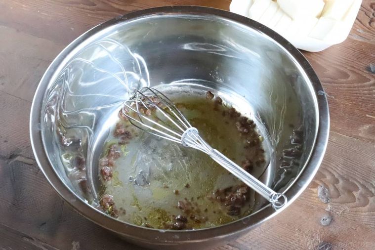 ボウルでドレッシングを作っているところ