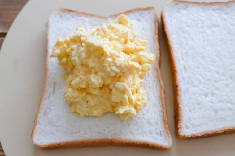 食パンに卵サラダをのせた様子