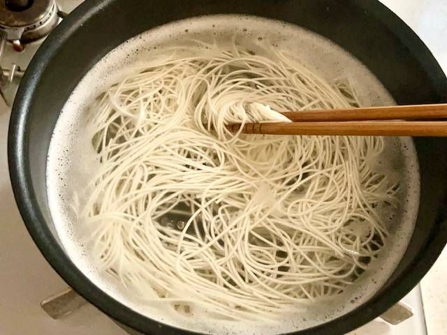 鍋でそうめんをゆでている様子