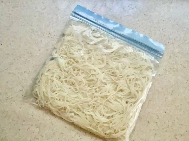 ジッパー式保存袋に入れたそうめん