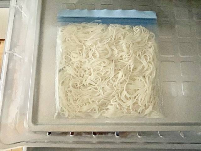 ジッパー式保存袋に入ったそうめんを冷凍庫で冷凍している様子