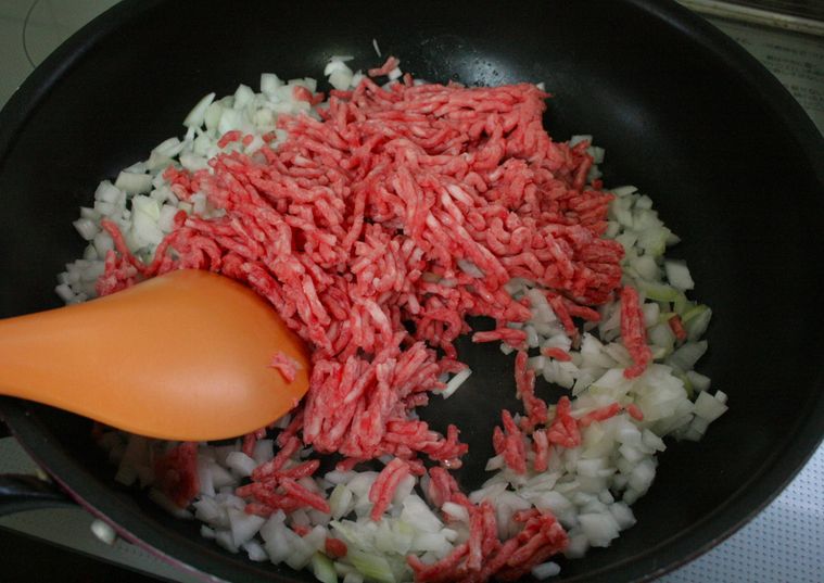 フライパンで合い挽き肉と玉ねぎを炒めている様子