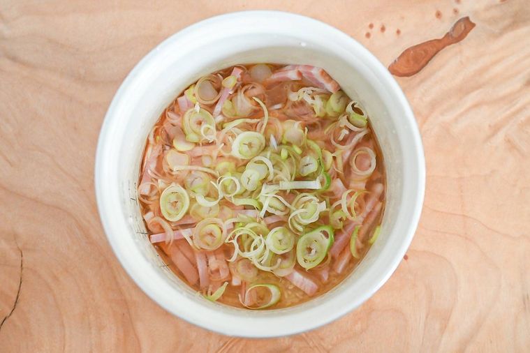 炊飯釜に入った炊飯前のチャーハン