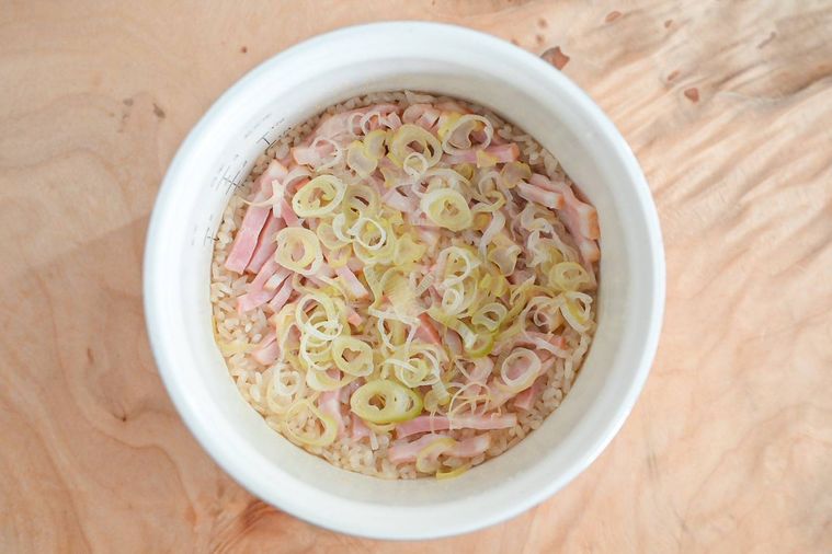 炊飯釜に入った炊飯したあとのチャーハン