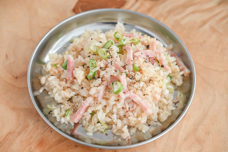 皿にのった完成した炊飯器チャーハン