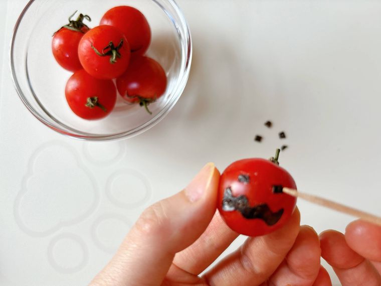 ミニトマトに海苔で顔パーツを付けたもの