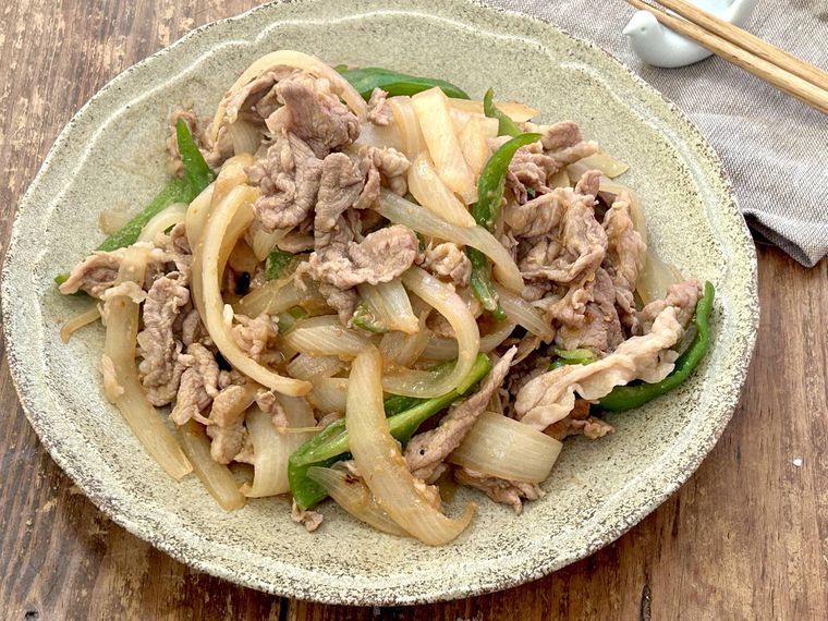 豚肉の味噌の炒め物ができあがり和風の茶色の皿に盛り付けられているところ