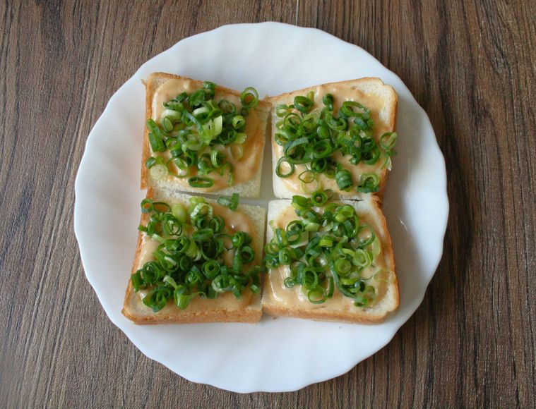 みそマヨネーズを塗った食パンの上に小口ねぎをのせた様子